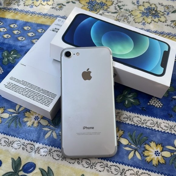 32GB iPhone 7 - Picture 2 of 6